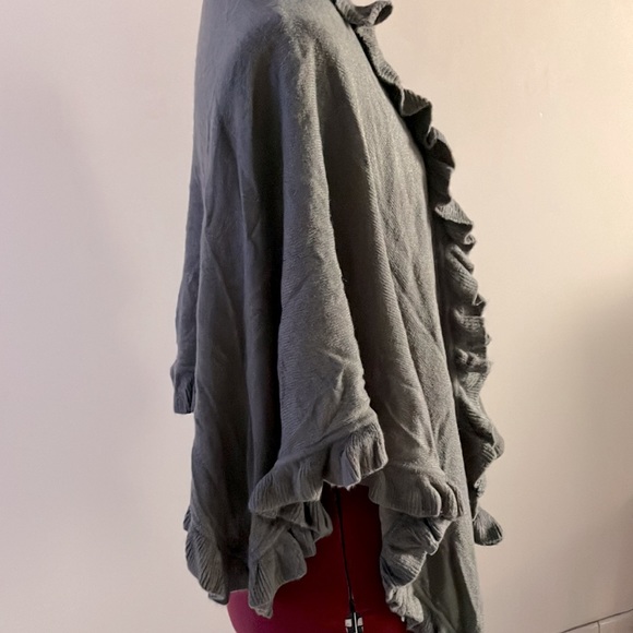 Gray sweater shawl - Picture 4 of 4